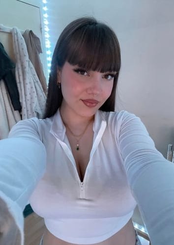 Chloé OnlyFans jovens 4